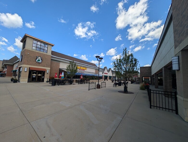 More Photos Of 2300-2356 W West Higgins Rd, Hoffman Estates Storefront For Sale