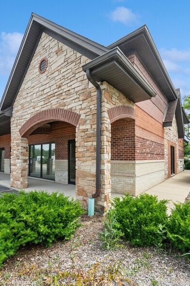 More Photos Of 550-660 W Boughton Rd, Bolingbrook Unknown For Lease