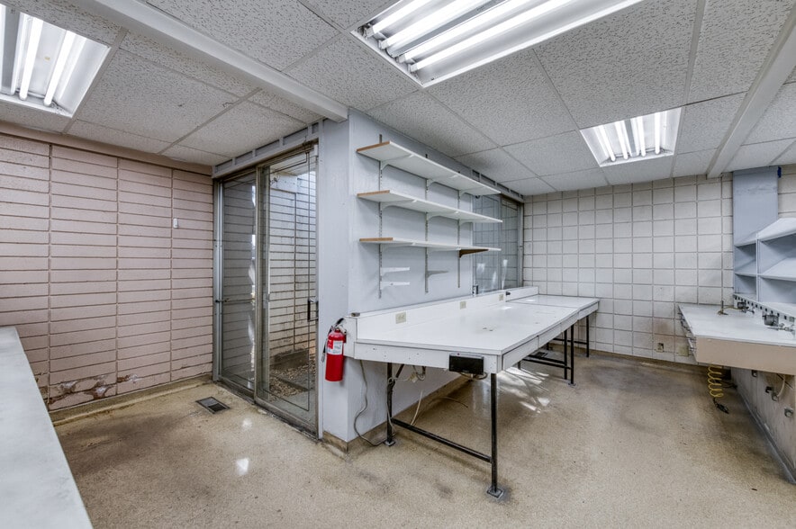 More Photos Of 446 W Shaw Ave, Fresno Office For Sale