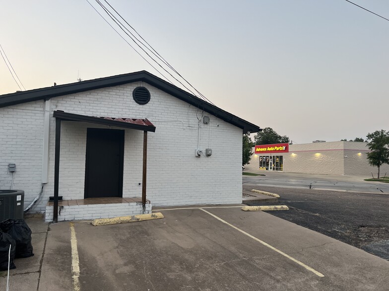 More Photos Of 418 W Chambers St, Cleburne Office For Lease