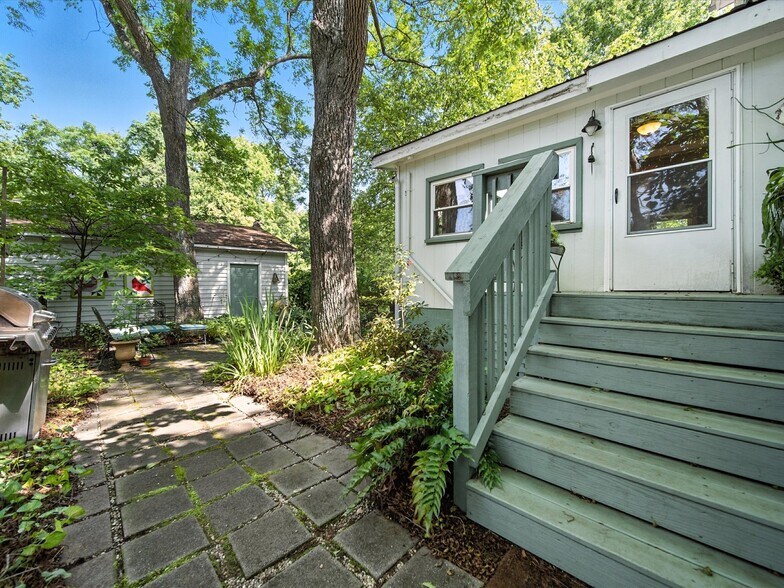 More Photos Of 221 N Main St, Clover Hospitality For Sale