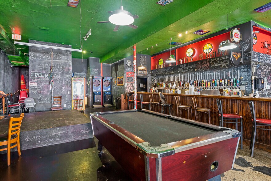 More Photos Of 310 Seabreeze Blvd, Daytona Beach Storefront For Sale
