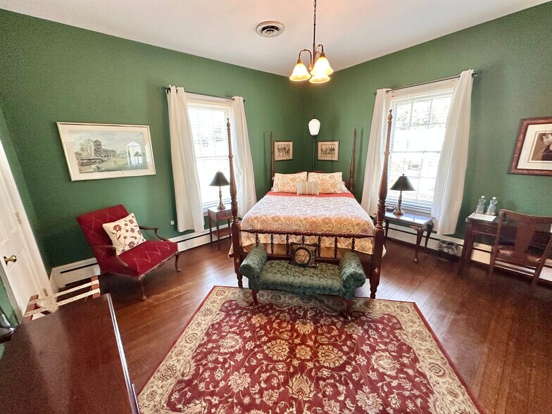 More Photos Of 615 College St, Clinton Hotel For Sale