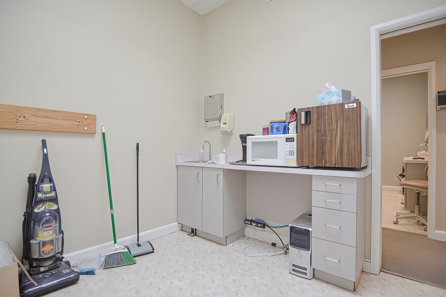 More Photos Of 49-51 Holland St, Somerville Storefront Retail Office For Lease