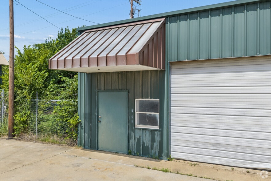 More Photos Of 308 Thomas Pl, Everman Warehouse For Sale