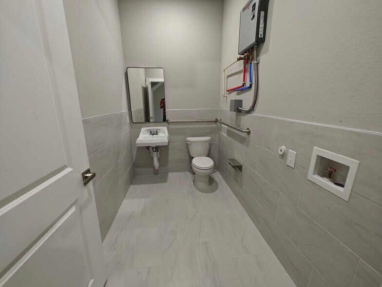 More Photos Of 701 E 1st St, Prosper Office For Sale