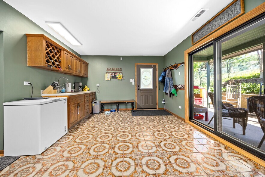 More Photos Of 12820 Main St, Lemont Showroom For Sale