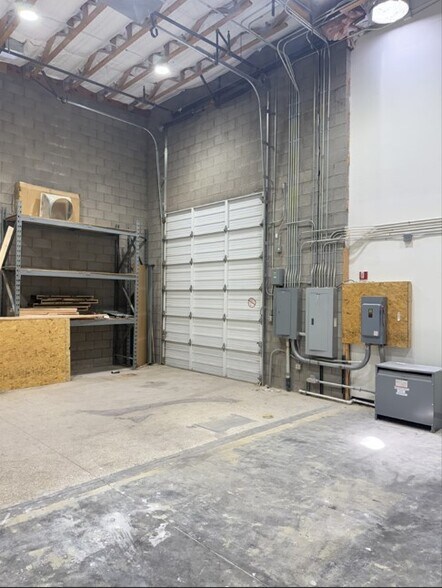 More Photos Of 15955 N Dial Blvd, Scottsdale Light Distribution For Lease