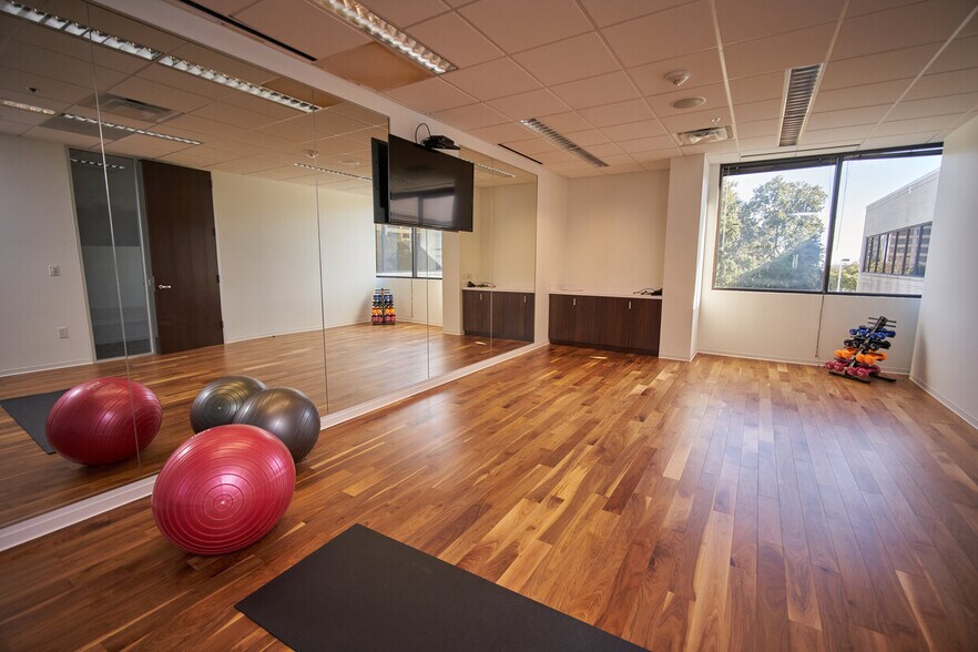 More Photos Of 104 Decker Ct, Irving Unknown For Lease