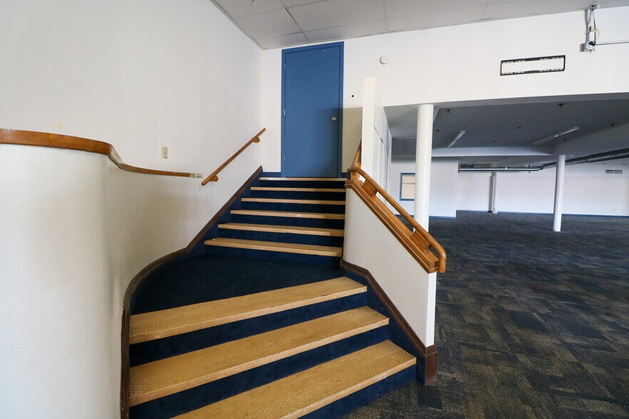 More Photos Of 181 Anderson Ave, Coos Bay Department Store For Sale