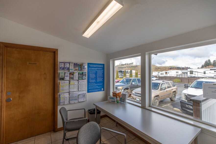 More Photos Of 751 Riverside Dr, Coquille Showroom For Sale