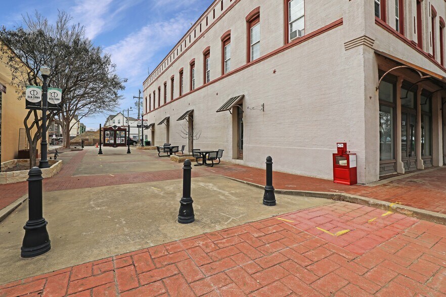 More Photos Of 150 W Main St, Lewisville Bar For Lease