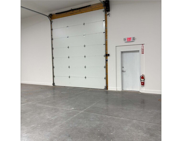 More Photos Of 252 David Pky, Ontario Warehouse For Lease