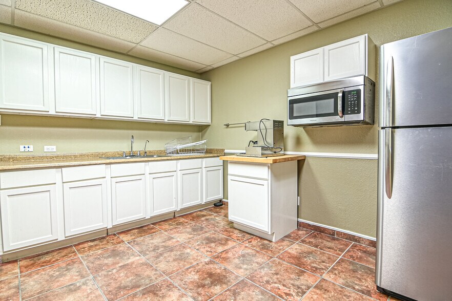 More Photos Of 1501 N Fairgrounds Rd, Midland Office For Lease