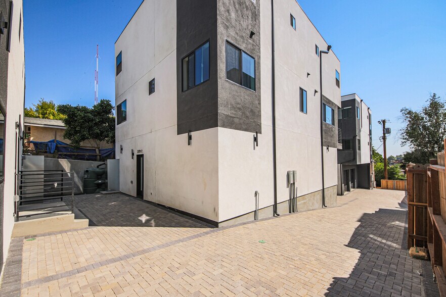 More Photos Of 2129 Aaron St, Los Angeles Apartments For Sale