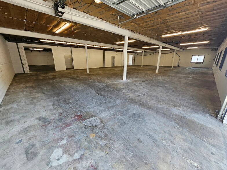 More Photos Of 1433 W Lark Industrial Dr, Fenton Warehouse For Sale