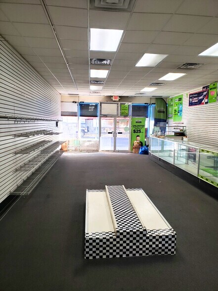 More Photos Of 831 Westchester Ave, Bronx Storefront For Lease