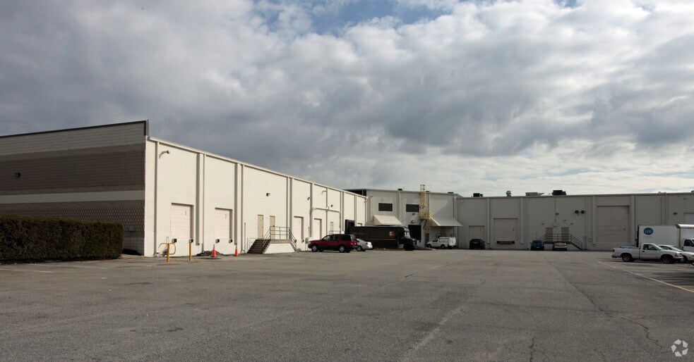 More Photos Of 825 Greenbrier Cir, Chesapeake Unknown For Lease