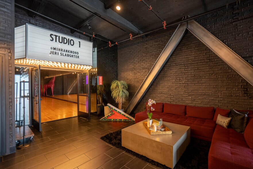 More Photos Of 5437 Satsuma Ave, North Hollywood Warehouse For Lease