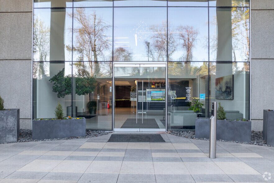 More Photos Of 2626 Glenwood Ave, Raleigh Office For Lease