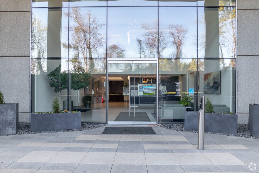 More Photos Of 2626 Glenwood Ave, Raleigh Office For Lease