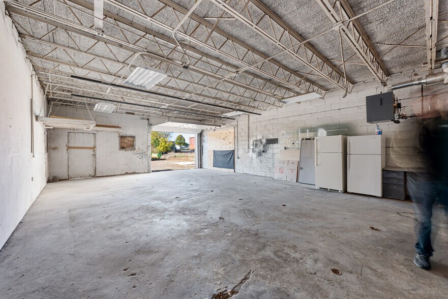 More Photos Of 5213 W Broadway Ave, Minneapolis Auto Dealership For Lease