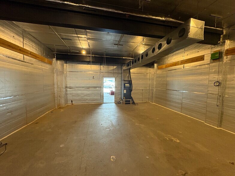 More Photos Of 21950-21956 Schoenherr Rd, Warren Warehouse For Lease