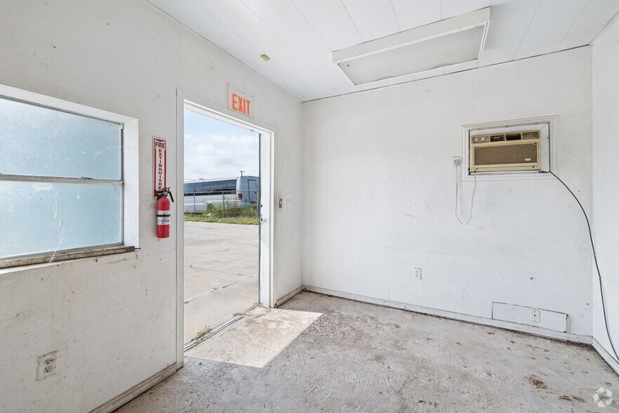 More Photos Of 308 Thomas Pl, Everman Warehouse For Sale