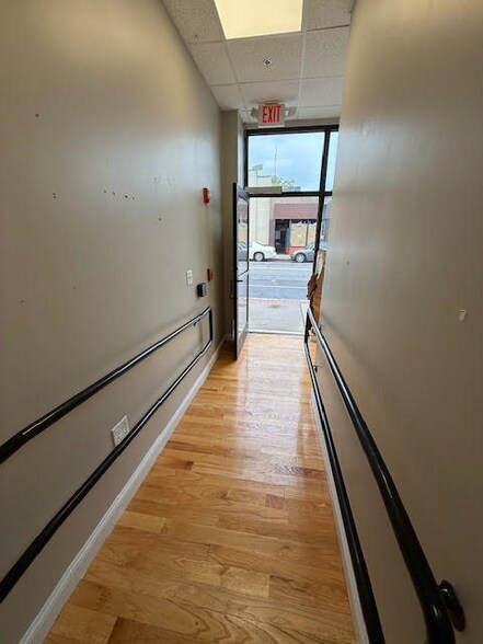 More Photos Of 580-590 Moody St, Waltham Storefront Retail Residential For Lease