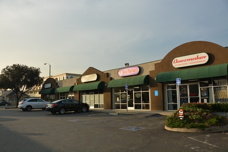 Primary Photo Of 290 N Hill Ave, Pasadena Storefront For Lease