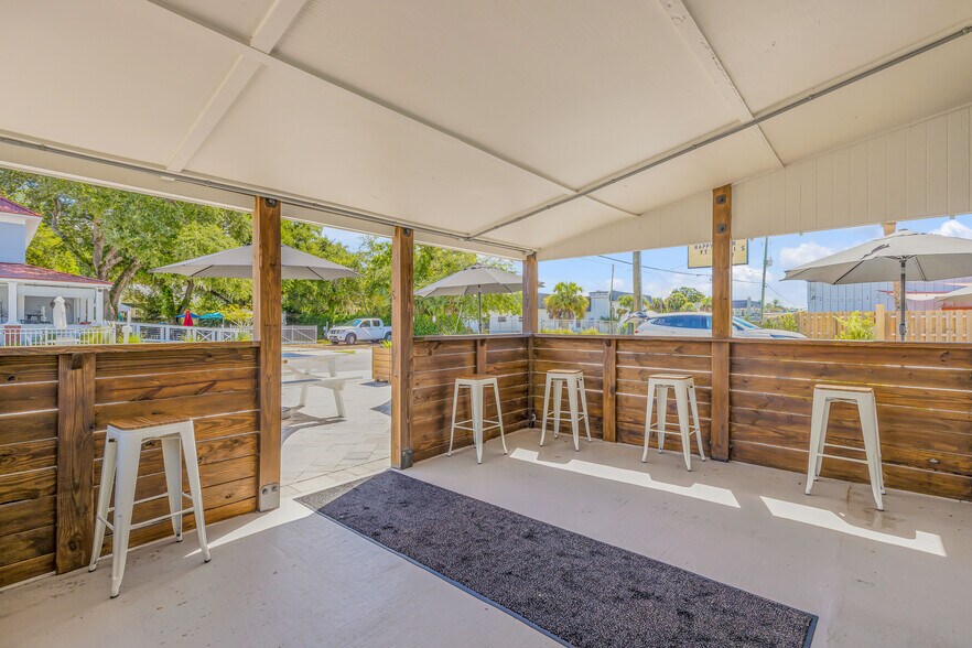 More Photos Of 218 N Orange St, New Smyrna Beach Freestanding For Sale