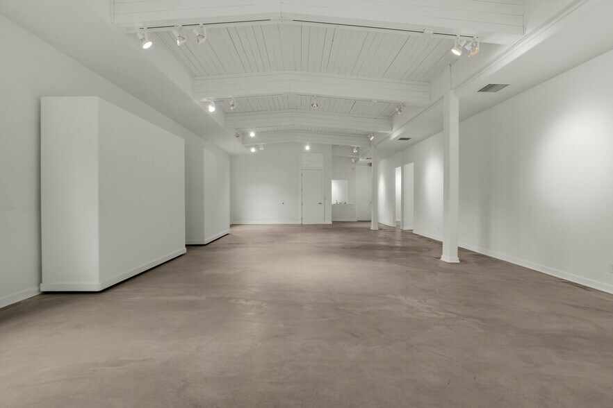 More Photos Of 809 S Holladay Dr, Seaside Showroom For Sale