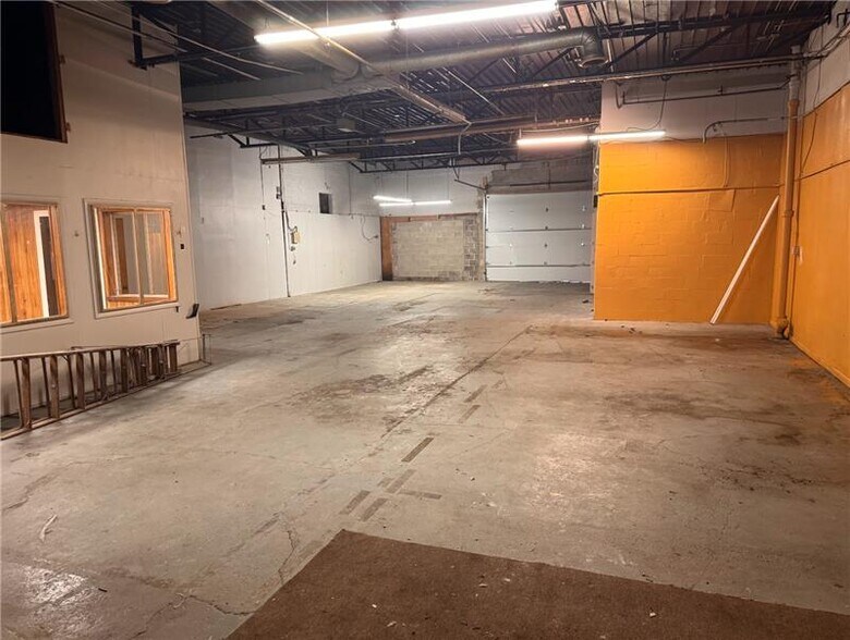 More Photos Of 19 Silver St, Rochester Distribution For Sale