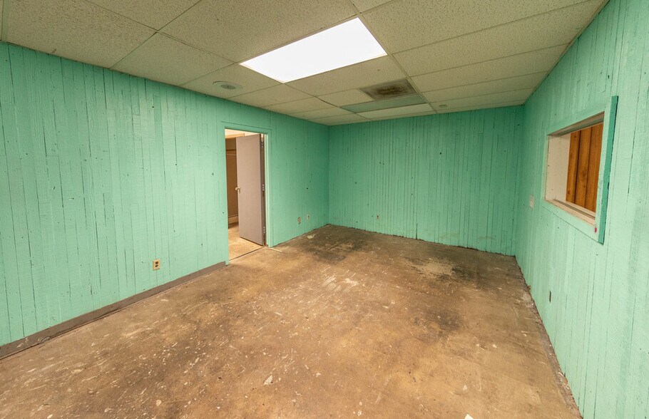 More Photos Of 4615-4617 50th St, Lubbock Freestanding For Sale