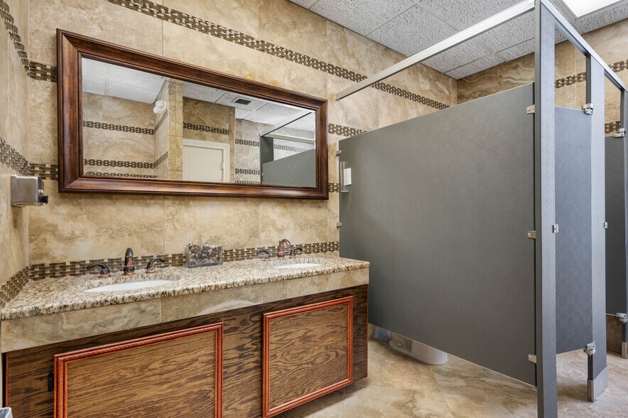 More Photos Of 8100 Broadway St, San Antonio Office For Sale