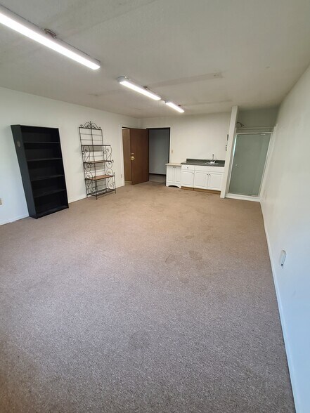 More Photos Of 620 Miller Ct, Lakewood Freestanding For Lease