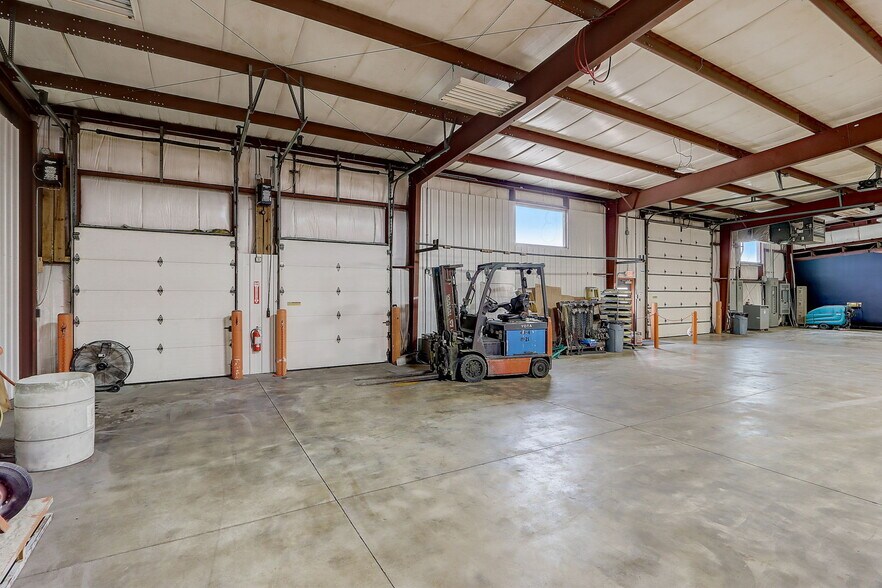 More Photos Of 860 N Parkway St, Jefferson Warehouse For Sale