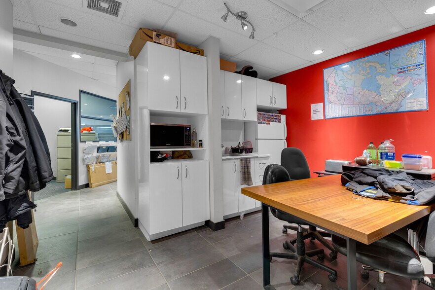 More Photos Of 150 Boul Saint-Martin O, Laval Light Distribution For Lease