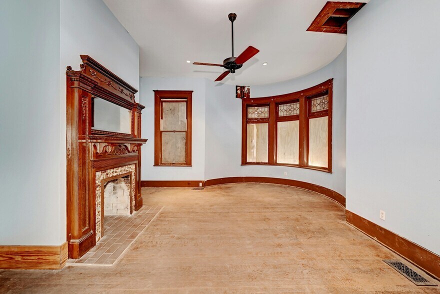 More Photos Of 709 N Lexington St, Manor Specialty For Sale