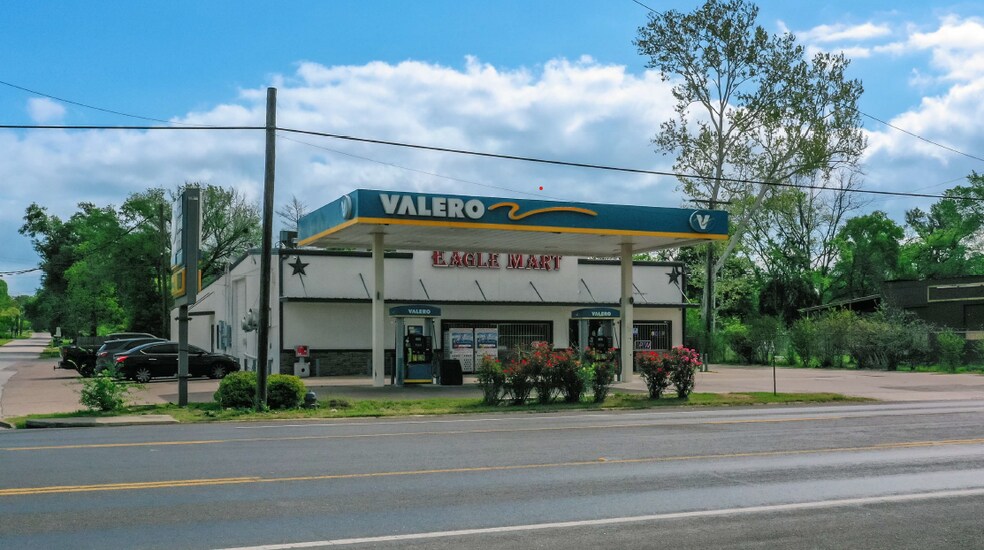 Primary Photo Of 401 S May St, Madisonville Service Station For Sale