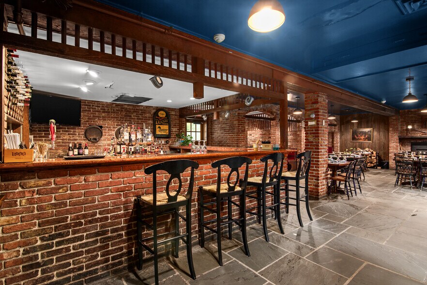 More Photos Of 314 N Morris St, Oxford Hotel For Sale