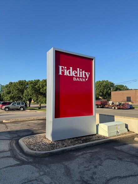 More Photos Of 1306 N Woodlawn St, Wichita Bank For Lease