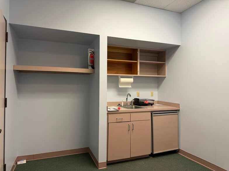 More Photos Of 15 Dawn Rd, Pinehurst Office For Lease