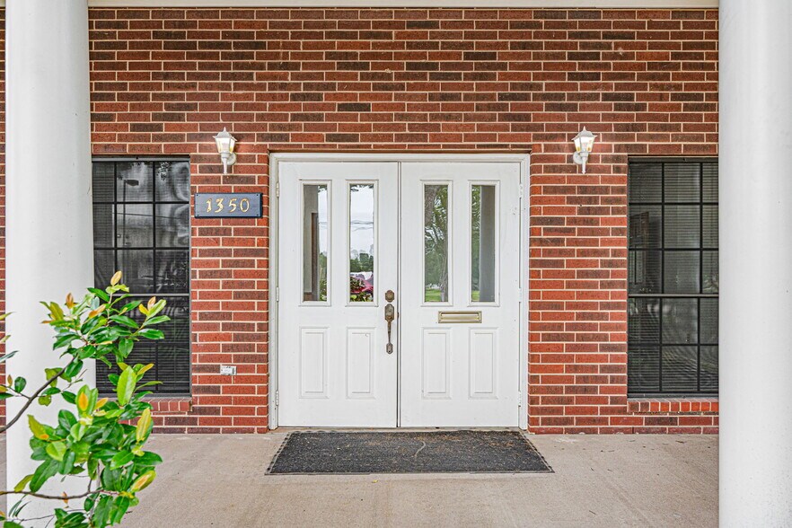 More Photos Of 1350 Avenue D, Katy Office For Sale