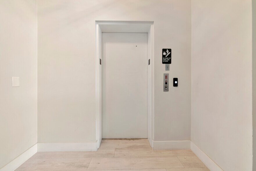 More Photos Of 1345 2nd St, Sarasota Office Residential For Sale