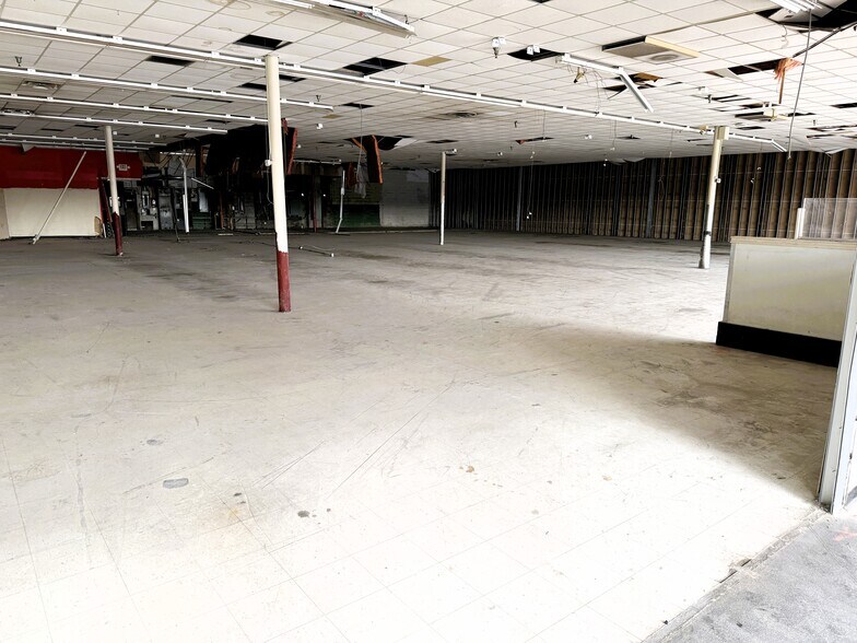 More Photos Of 11811 E 8 Mile Rd, Warren General Retail For Lease