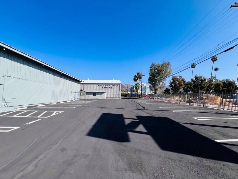 More Photos Of 2219 Fair Park Ave, Los Angeles Warehouse For Lease
