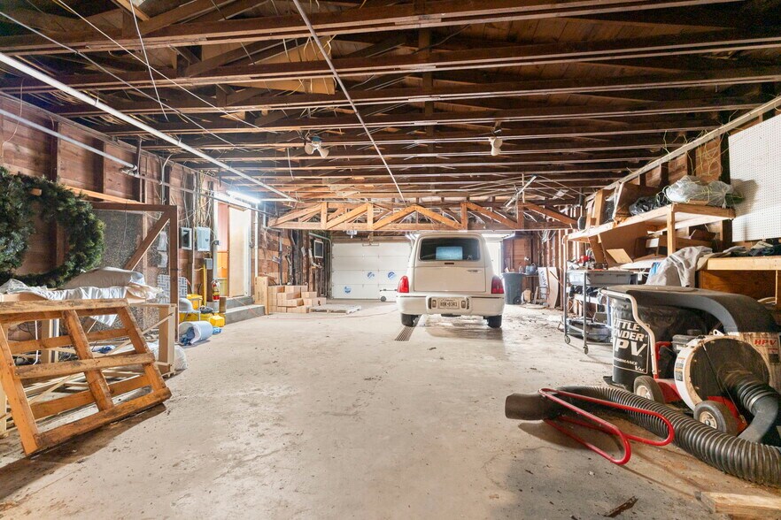 More Photos Of 403 W Sterling St, Baytown Funeral Home For Sale