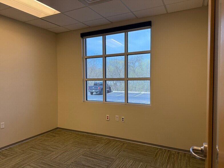 More Photos Of 909 E Republic Rd, Springfield Office For Sale