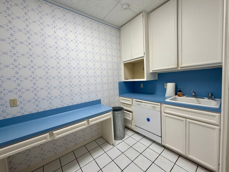 More Photos Of 3560 Delaware St, Beaumont Medical For Sale
